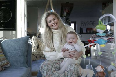 31-årige Shera Lin Rohde Borg-Møller blev for godt et halvt år siden mor til Saiah - udtales som Maja, men bare med »S«. På Instagram har hun delt ærligt ud om livet som nybagt mor, som undervejs har føltes som et helvede. Men samtidig er det »nærmest himmelsk« nu. Foto: Henrik Ole Jensen