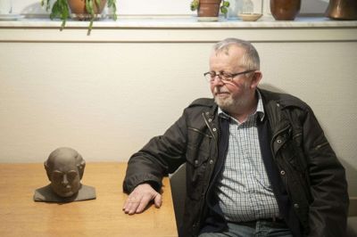 Formand for Fremskridtspartiet Niels Jørn Højland fotograferet på partiets »officielle« hovedkontor - en kælder i Videbæk. Til ære for fotografen har han skiftet fra arbejdstøj til pænt tøj, og Mogens Glistrup-busten er blevet hentet ned fra sin plads i vinduskarmen. Niels Jørn Højland har været medlem af Fremskridtspartiet siden 1972, da Glistrup stiftede det, og de to mødte hinanden flere gange. Foto: Jørn Deleuran