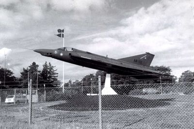 Det er 25 år siden, at adgangen til Flyvestation Karup ved Kølvrå-indgangen fik denne imposante portvagt i form af et Draken-fly i takeoff-position til minde om en glorværdig periode i flyvestationens historie. Foto: Herning Folkeblad