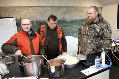 Tre jægere frem for en rågegryde. Fra venstre: Jan Gregersen, Alex Damgaard og Rasmus Vejlgaard Schjermer fra Gjellerup Jagtforening havde tilberedt rågebryster med flødesauce samt kartoffelmos med baconstykker, da foreningen havde sæsonens sidste jagt i lørdags. Foto: Tom Laursen