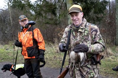 Jes Kristensen fra Janderup ved Varde var dagens jæger i skysovs i lørdags. Han nedlagde hele tre snepper på kun fire skud, og det er aldrig tidligere sket i Gjellerup Jagtforening. Foto: Tom Laursen