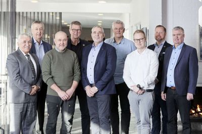 Den nyvalgte bestyrelse for Midttrafik er - fra venstre - Hüseyin Arac (Aarhus), Arne Lægaard (Holstebro), Anders Bøge (Skive), Morten Flæng (Holstebro), Benny Hammer (Norddjurs), Claus Leick (Skanderborg), Simon Vanggaard (Ikast-Brande), Christian Engelbrecht-Pedersen (Randers) og formand Steen Vindum (Silkeborg). Foto: Region Midtjylland