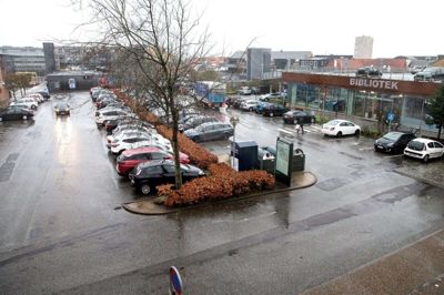 Posen med mel, der skulle forestille narko, blev opdaget på parkeringsdækket over biblioteket ved Smedegades parkeringsplads.