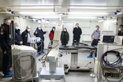 Sådan så det ud, da Beredskabsstyrelsen viste det mobile hospital frem for sundhedspersonale og Beredskabsstyrelsens egne folk. Det skete i slutningen af januar i Hal Q i MCH Messecenter Herning. Her ses operationsstuen, som er bygget op i en seks gange seks meter stor container. Foto: Jørn Deleuran