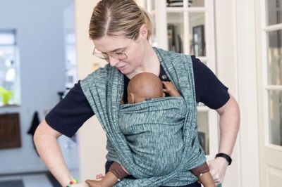 Ejer af Vikle Liv og Slyngevejleder Rikke Stilling viser, hvordan en fastvikle kan sidde. Foto: Jørn Deleuran