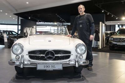 Seniormekaniker Kaj Nellemann fra Ejner Hessel A/S i Herning har stået for totalrenoveringen af denne bilperle - en Mercedes-Benz 190 SL fra 1957. Den ikoniske sportsvogn er kendt fra stribevis af film - og blev i datiden solgt som en damebil. Foto: Jørn Deleuran