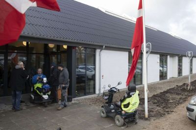 Flagene var hejst, og der var feststemning i går på Møltrup Optagelseshjem til indvielse af den nye multisal, der er blevet til med støtte fra blandt andet fra Realdania. Foto: Jørn Deleuran