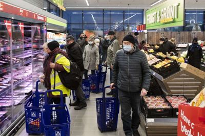 Klokken var kun lige slået »åbningstid«, da kunderne vrimlede ind i den nye Aldi-butik, som fredag morgen åbnede i Lind. Foto: Jørn Deleuran