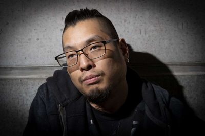 36-årige Jens Laursen fra Gødvad blev i maj måned ramt af en blodprop i foden. Senere fik han også en i knæet og i maven. Nu er han tilskuer til sit eget liv og ønsker at råbe alle op, for der gik 3,5 måneder, før diagnosen blev stillet. Han kan nu ikke længere gå eller klare sig selv. Foto: Jakob Stigsen Andersen