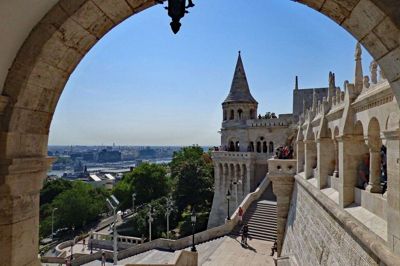 Budapest er et vidunderligt miks af nyt og gammelt. På denne rejse kommer vi også ud og oplever andre områder af det spændende land.
