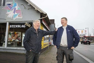 I hen ved 50 år har Kurt Lykke (t.v.) været i glarmesterfaget. De seneste 34 som indehaver af forretningen på Silkeborgvej 20 i Herning. Men nu er det slut. Multiglas og Jørgen Mulvad, der er en mangeårig samarbejdspartner, har opkøbt firmaet. - Begge parter er tilfreds, siger Jørgen Mulvad. Foto: Jørn Deleuran