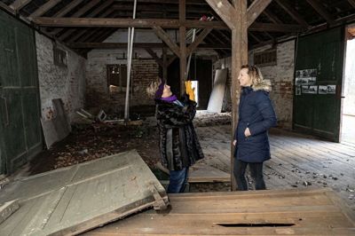 Kirsten Hylsted (t.v.) og Tanja Æbelø fra bestyrelsen i det, der engang var pakhuset ved jernbanestationen i Troldhede. Foreningen Troldhede Station arbejder nu for at rejse penge til renoveringen, der har et budget på 5,3 millioner kroner. Foto: Jørn Deleuran