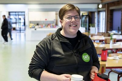 Halbestyrer Sanni Møller Simonsen fra Troldtekt Hallen er yderst tilfreds med, at hun og bestyrelsen har fået stillet 169.452 kroner i udsigt til renovering af hallens tre omklædningsrum.