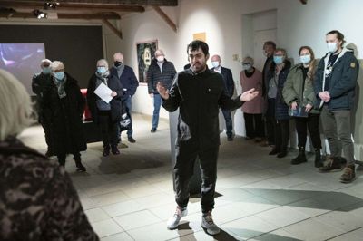 David Ramirez Gomez’ udstilling »Et usprogligt sted« er en kunstnerisk undersøgelse af temaerne savn og migration gennem medierne maleri, video, animation, installation, performance, grafik og keramik. Her åbner han udstillingen med en kort tale. Foto: Tom Laursen