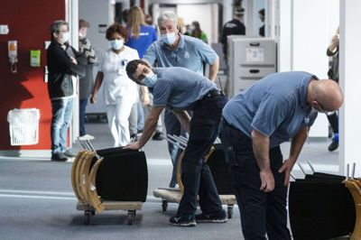 Mandag rykkede et hold af flyttefolk ind på Regionshospitalet Gødstrup, hvor det allerførste flyttelæs ankom fra sygehuset i Holstebro. Foto: Jørn Deleuran