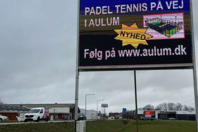 Der må reklameres med kulturelle begivenheder på den permanente skærm, der står her ved Jersildvej og på Feldborgvej i Aulums modsatte ende. Øvrige aktiviteter, som byens foreninger er med i, kan også finde vej til skærmen. I baggrunden ses den midlertidige »trailerskærm«. Foto: Henrik Lind Jørgensen