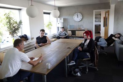 Minihøjskolen i Herning får halveret sit driftstilskud fra Herning Kommune. Det truer skolens eksistens, mener forstander Jonny Wistisen, der her ses for bordenden med elever fra plan B. Jonny Wistisen og de ansatte leder nu efter muligheder for at skaffe nye indtægter ved at udnytte de kompetencer, de ansatte har, til at tilbyde kurser for nye kunder. Foto: Flemming Hansen