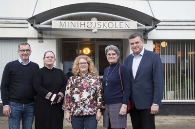 For et år siden fik Minihøjskolen på Siøvej i Herning ny bestyrelse. Fra venstre er det direktør ved Herning Vand A/S, Niels Møller Jensen, elevrepræsentant Anita Sørensen, medarbejderrepræsentant Gitte Nielsen, formand byrådmedlem Anne Marie Søe Nørgaard (V) og folketingsmedlem Mogens Jensen (S). Foto: Jørn Deleuran