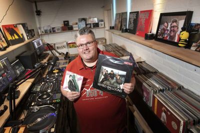 Dj’en nævner to ret forskelligartede kunstnere, når han skal fortælle om sin egen yndlingsmusik: Dels er der tyske Nena, som mange nok vil kende for nummeret »99 Luftballons«, og dels er der den britiske popduo Pet Shop Boys. Generelt er han dog glad for tysk musik - og han er ikke alene. - Jeg er faktisk blevet overrasket over, hvor vilde folk er med tysk musik. Jeg troede ikke, at jeg kunne få lov til at spille det, men det kan jeg godt, forklarer Christian Overgaard. Foto: Tom Laursen