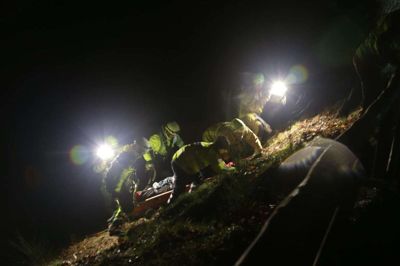 I februar 2020 faldt en dengang 22-årig mand ned fra Himmelbjerget og måtte reddes op. Billedet er fra dengang. I mandags faldt manden igen ned fra bjerget, og i begge tilfælde er der ifølge avisens oplysning tale om iscenesatte fald. Foto: Øxenholt Foto