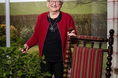Inga Bæk Skov synes ikke, hun mangler noget, så fødselsdagsønskerne til hendes 100-årsdag onsdag 9. februar går mest på læsestof og besøg. Og så har det ene af hendes børnebørn »sørget for« en helt særlig gave - fødselaren skal nemlig være oldemor for første gang i slutningen af måneden, og det glæder hun sig til. Foto: Tom Laursen
