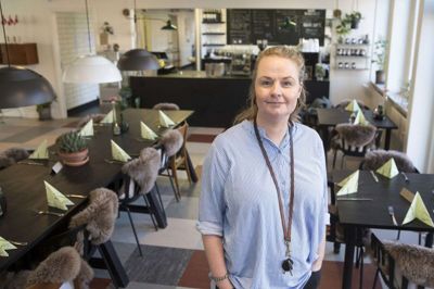 - Jeg har som leder ansvar for at skabe et godt arbejdsmiljø. Men det er altså noget, vi skaber sammen, siger Line Hillerup, der her ses i caféen i Huset No 7. Foto: Tom Laursen