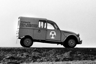 Studio 1-2 fylder 50 år og står på skuldrene af Tornøe Reklamefoto, som Bo Jensen blev medejer af i 1978. Her ses den første firmabil. Foto: Studio 1-2’s arkiv