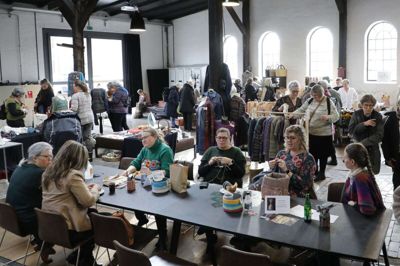 Der var hygge og masser af varme ved årets Strikkefestival i Brande søndag eftermiddag. Foto: Henrik Ole Jensen