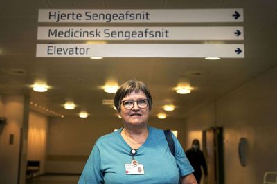 60-årige Benedikte Dalsgaard har som sygeplejerske sin daglige gang på Medicinsk Sengeafsnit på sygehuset i Herning. Om en måned skal hun sammen med sine kollegaer begynde flytningen til Regionshospitalet Gødstrup. Foto: Tom Laursen