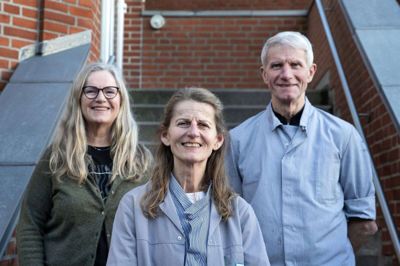 Albæk-klanen har til sammen for længst passeret 100 års arbejdsliv på Danish Crown. Tarmrenser Inga Albæk (61) i midten kan tirsdag 8. februar fejre, at hun runder 40 års ansættelse. Bjarne Albæk (65) kan næste år fejre 30 år og Hanne Albæk (63) gik sidste sommer på efterløn med 37,5 års erfaring i bagagen. Derudover har deres fjerde søster en kort overgang også været der. Og alle søskende har børn, som i kortere eller længere perioder har været afløsere på slagteriet. Foto: Tom LAursen