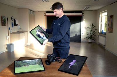 Bagvæggen er på plads, så fotoklubbens medlemmer kan vælge mellem hvid, sort eller en lys lilla. Der skal også billeder på de hvide vægge, og både fra lageret og fra klubmedlemmernes harddiske er der nok at vælge imellem. Foto: TOm Laursen
