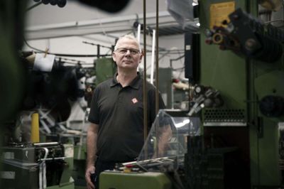 Værkfører Jan Bay Petersen skiftede som ung landbruget ud med et job, hvor der var bedre løn, kortere arbejdsdage ... og dejlig lunt på elastikfabrikken, som han husker det. De gode arbejdsforhold og en løbende mulighed for at udvikle sig fagligt har gjort, at han blev og i dag, tirsdag, kan fejre 40-årsjubilæum hos Elas i Birk. Foto: Malene Tswai