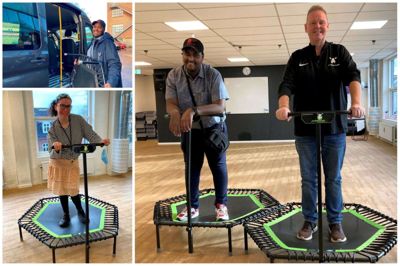 Værkstedsassistent Lars Søndergaard fra Tre Birke havde allieret sig med flere af dagtilbuddets brugere, da de skulle hente trampolinerne. Maria Lauritsen og Abdikarim Mohamed gav blandt andre et nap med. Foto: Mathilde Bach Callesen