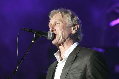 Steffen Brandt er i front når TV-2 går på scenen til Ikast Musikliv 17. juni 2022 foto: Torben Larsen