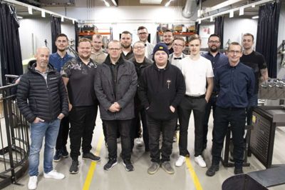 NYUDDANNEDE Et holde smede har bestået deres svendeprøve ved Herningsholm Erhvervsskole & Gymnasier: Emil Evers Elbæk - Frea Aquaculture Solutions ApS, Sønder Felding; Sam Tagmos Jensen - Mds Stainless ApS, Gludsted; Andreas Renè Søndervang - Plan Trapper A/S, Herning; Gert Mikael Sørensen - Hammerum Stålbyg Aps; Lukas Damkjær Vinding - Ege Carpets A/S, Herning; Mads Fuglsang - Give Steel A/S, Brande; Mathias Brøndum Petersen - Søren O Stål & Montage ApS, Lind; Michael Winther - IBF Ikast; Mikkel Bjerregaard Bach - Koldkjær Stål og Teknik A/S, Holstebro; Morten Korshøj Hansen - Es Stålindustri ApS, Vildbjerg; Nicklas Bæk Pedersen - Gemina Termix Production A/S, Sunds; Nico Bech Bøgvald - A. Flensborg/Herning Maskinfabrik A/S, Herning; Rasmus Panduro Harslov - Ab Inventech A/S, Ikast; Sander Borum Kristensen - Hem Steel A/S, Skive og Søren Strate - Give Steel A/S, Brande. Derudover bestod også Simon Bomholt Gindler - Danstoker A/S, Birk og Vasil Ivanov Petrov - Pcp. Danmark A/S, Vildbjerg. De to sidstnævnte er ikke med på fotoet. Foto: Pr-foto