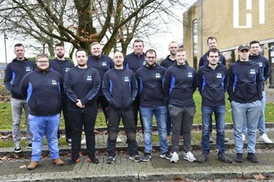 NYUDDANNEDE Et hold VVS-energispecialister har bestået deres svendeprøve ved Herningsholm Erhvervsskole & Gymnasier: Carl Christoffer Fynbo Sørensen - Hedensted VVS Service A/S, Hedensted; Christian Bak Larsen - Erik Jensen VVS Nordborg ApS; Ilmars Savickis - Vittrups Smedie & VVS ApS, Ulfborg, Jacob Deleuran Holm Nielsen - VVS Søberg A/S, Randers NV, Kasper Bæk Rasmussen - Holmsted VVS & Blik ApS, Trustrup; Kasper Karim Hansen - H.J. Christensen A/S, Herning; Kent Fauerholdt Scheerr - Jydskvvs.DK ApS, Herning, Lasse Hedegaard Laursen - H.J. Christensen A/S, Herning; Mathias Dahl - Aaskov VVS ApS, Sønder Felding; Mathias Holzendorff Lysdal - Vemb Smede og VVS ApS, Vemb; Mikkel Salomonsen - Henning Mortensen Silkeborg A/S; Rasmus Winther Jensen - Guldhammer A/S, Aulum; Rasmus Øgaard Laursen - Smedemester René Nørlund, Ejstrupholm; Silas Anton Hedegaard - Børge Hansen A/S, Højslev; Simon Krogh - Styding VVS ApS, Vojens og Tobias John Nielsen - VVS-Firmaet Lars Juhl Nielsen ApS, Horsens. Foto: PR-foto