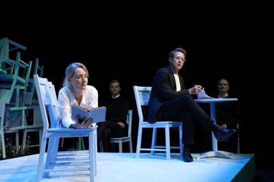 Anette Støvelbæk, Henrik Lykkegaard, Niels Ellegaard og Adam Schmidt er på scenen i »Bedrag«, som Herning Teater blænder op for i kongrescentret onsdag 2. marts. Foto: Folketeatret/Robin Skjoldborg