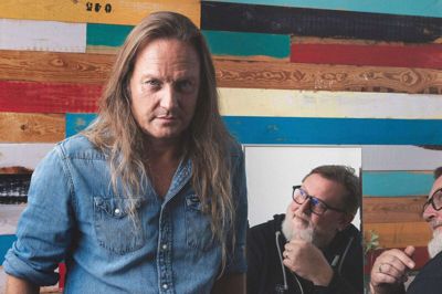 D-A-D-forsanger Jesper Binzer og radiovært og sanger Alex Nyborg Madsen går »Bag om Binzer« på Remisen 17. maj. Foto: Morten Husted