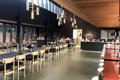 Mad, sang og fælles samvær er ingredienserne, når Restaurant Højhuset inviterer til fællesspisning i Højhuset i Birk.