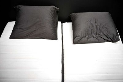 Det er individuelt, hvordan vi sover, og derfor kan man ikke udpege én sovestilling som værende den bedste. - Men den mest neutrale sovestilling i forhold til rygraden vil typisk være, hvis man sover på ryggen, siger ekspert. Dog er det vigtigt at nævne, at vi ofte skifter stilling i løbet af natten, fordi kroppen har brug for variation. foto: Mathias Løvgreen Bojesen/Ritzau Scanpix