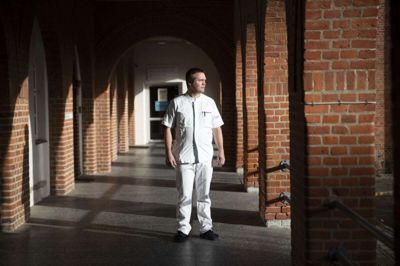 Heine Kristiansen søgte og fik for 17 år siden jobbet som portør på sygehuset i Herning. Han er glad for arbejdet, hvor ikke to dage er ens. Foto: Malene Tswai
