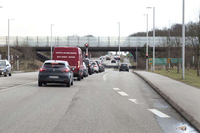 Et nyt vejprojekt, der skal udvide Silkeborgvej, har vist sig at blive tre millioner kroner dyrere end ventet. Det er så stor en overskridelse, at kommunen nu vil undersøge, om tendensen kan forventes at brede sig til andre projekter. Foto: Tom Laursen