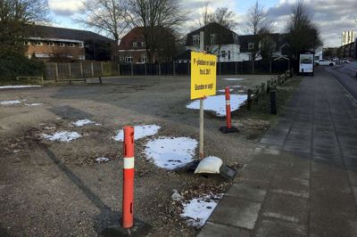 Det var i januar 2018, at gruspladsen på Rolighedsvej blev lukket for at skabe plads til nybyggeri, men endnu er det ikke lykkedes at få et byggeri i gang. Foto: Kenneth Meinby Sørensen