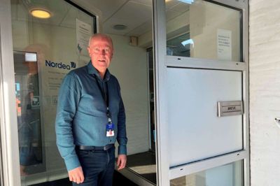 Hvis kunder har oplevet mistænkelige opkald, opfordrer Brian Mikkelsen til, at de kontakter filialen enten telefonisk eller personligt. Også selv om de ikke er blevet svindlet. Foto: Henrik Lind Jørgensen