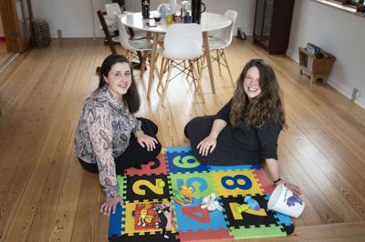 Mette Skov Jensen og Henriette Gadegaard Larsen er administratorer af Facebook-gruppen »Momunity - Mor i Herning«. Et mødrefællesskab, som er forholdsvis nyt her på egnen. Håbet er, at rigtig mange melder sig ind - det er gratis lokalt - så der kan skabes en masse netværk, hvor man mødes om alt fra børn til foredrag, koncerter og lignende. Foto: Tom Laursen