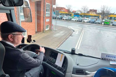 Jan Lunding Høj Andersen er kørt fra Herning klokken 9.15. Første stop på turen er her i Silkeborg, inden ruten fortsætter via Aarhus og Sjællands Odde til København. Og retur. Foto: Henrik Lind Jørgensen