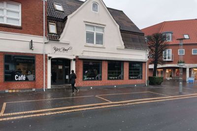Der kommer ikke bagerbrød på bordet fra Kjers Brød i dag og de kommende dage. Der er kommet skadedyr i bageriet i Videbæk, og nu kæmper Kjers Brød med at få lokaliseret udfordringen. Tidshorisonten for genåbning er lige nu ukendt. Men man prøver at finde altenativer. Foto: Privatfoto