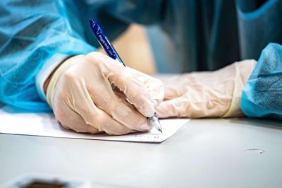 Region Midtjylland købte 43 millioner testkits med navnet Hughes Healthcare mellem 29. november og 20. december 2021 hos det britiske Medical Supplies Direct. Prisen var, uden udbud, 825 millioner skattekroner. Firmaet har ingen telefon eller hjemmeside, og det er ikke registreret til at sælge medicinsk udstyr, skriver Politiken. Foto: Emil Helms/Ritzau Scanpix
