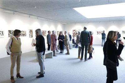 Omkring 100 mennesker havde lørdag eftermiddag fundet vej til Vestjyllands Kunstpavillon, hvor der var fernisering på stedets første udstilling med en italiensk kunstner. Så for de fleste var det en slags italiensk for begyndere i Videbæk med den verdensberømte abstrakte kunstner Silvio Formichetti. Foto: Henrik Ole Jensen