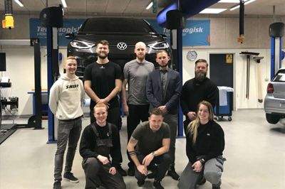 UDLÆRT Et hold personvognsmekanikere er blevet udlært fra Mercantec Viborg. Alle elever bestod deres svendeprøve med flotte resultater. Bagerst fra venstre ses Andreas Broe Hansen, Auto-Huset Haderslev; Casper Guldberg Terkelsen, Auto-Centralen Vejen; Nicolai Rendbøl, Sydkystens Bilcenter; Emil Ehlert Kristiansen, Semler Mobility Odense; og Thomas Lund Toft, Auto-centralen Kolding. Forrest er det Martin Lind Thusgaard Rasmussen, Skoda Herning; Anders Mørk Hansen, Semler Mobility Audi Gladsaxe; og Jeanica Holm Christensen, Semler Mobility Audi Hørsholm. Foto: Privatfoto